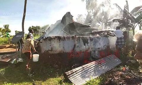 கூரை வீடு எரிந்து ரூ.4 லட்சம் ரொக்கம், 3 பவுன் நகைகள் எரிந்து சாம்பல்