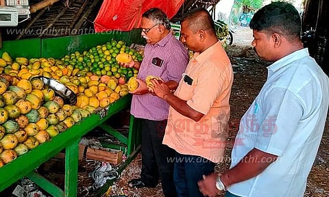 பழக்கடைகளில் உணவு பாதுகாப்பு அதிகாரிகள் திடீர் ஆய்வு