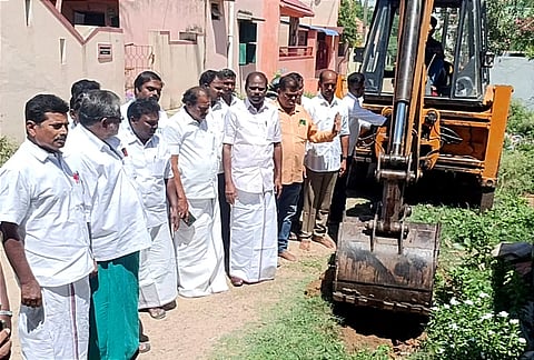 ரூ.13½ லட்சத்தில் கழிவுநீர் கால்வாய், சிமெண்டு சாலை