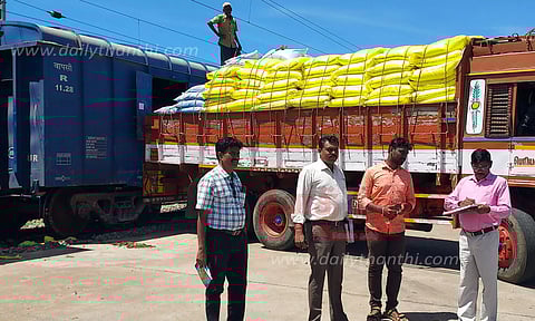 சரக்கு ரெயிலில் 1,306 மெட்ரிக் டன் உர மூட்டைகள் வந்தன