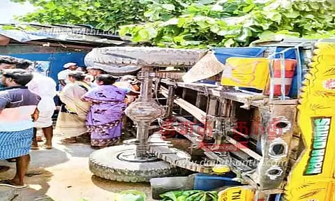 உசிலம்பட்டி அருக கடைக்குள் புகுந்த லாரி; வியாபாரி பலி