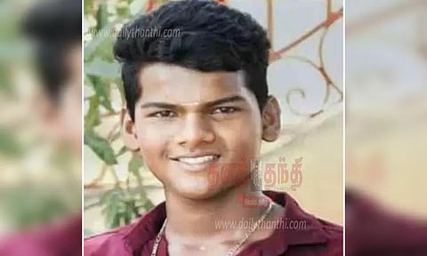 வேன் மோதி 10-ம் வகுப்பு மாணவர் பலி