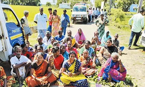 அறநிலையத்துறைக்கு சொந்தமான இடத்தில் உள்ள ஆக்கிரமிப்பு வீடுகளுக்கு 'சீல்' - சாலை மறியல் செய்த பெண்கள் உள்பட 12 பேர் கைது