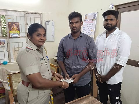 ஏ.டி.எம். மையத்தில் கேட்பாரற்று இருந்த ரூ.20 ஆயிரத்தை போலீசாரிடம் ஒப்படைத்த மாணவர்
