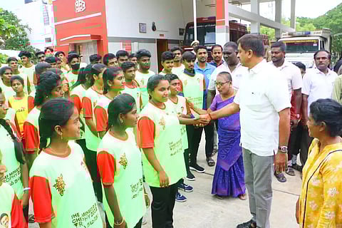 விளையாட்டு வீரர்களை வழியனுப்பி வைத்த கலெக்டர்