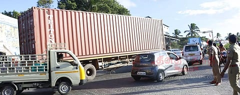 நாகர்கோவிலில் பழுதாகி நடுவழியில் நின்ற கன்டெய்னர் லாரி; 2 மணி நேரம் போக்குவரத்து பாதிப்பு