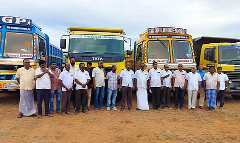 ஒரே இடத்தில் 700 டிப்பர் லாரிகளை நிறுத்தி வைத்து உரிமையாளர்கள் போராட்டம்
