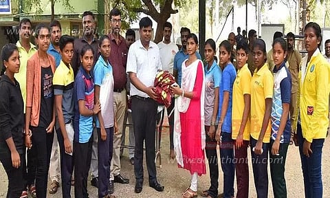 முதல்-அமைச்சர் கோப்பைக்கான விளையாட்டு போட்டி; நெல்லை வீரர்-வீராங்கனைகள் சென்னைக்கு புறப்பட்டனர்