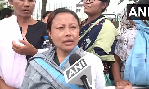 மணிப்பூர் கவர்னருடன் முதல் மந்திரி பிரேன் சிங் சந்திப்பு- பதவி விலகக் கூடாது என ஆதரவாளர்கள் போராட்டம்