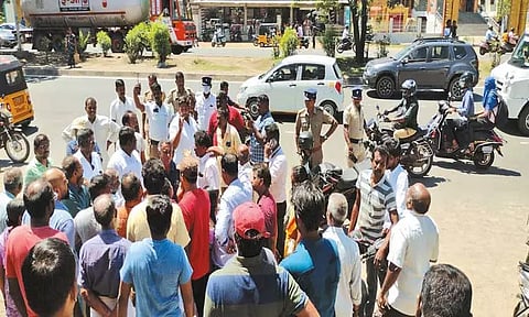 நந்திவரம்-கூடுவாஞ்சேரி நகராட்சியில் குடியிருப்பு பகுதியில் குப்பை கொட்டுவதற்கு எதிர்ப்பு தெரிவித்து பொதுமக்கள் மறியல்