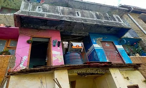 பால்கனி இடிந்து விழுந்தது