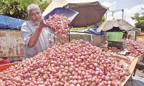 விலையை கேட்டதும் கண்ணீர் வரவைக்கும் சின்ன வெங்காயம்