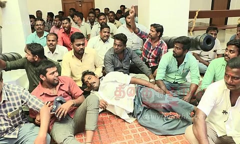 பொதுப்பணித்துறை அலுவலகத்தை பணிநீக்க வவுச்சர் ஊழியர்கள் முற்றுகை