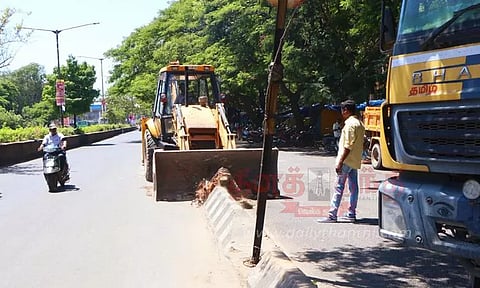 சாலை தடுப்பு சுவர் அகற்றம்