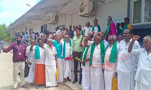 தென்காசியில் குறைதீர்க்கும் நாள் கூட்டத்தில் இருந்து விவசாயிகள் வெளிநடப்பு