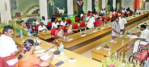 மருத்துவ வசதிகள் இன்றி மேல்சிகிச்சைக்கு பரிந்துரைக்கும் மருத்துவமனையாக உள்ளது