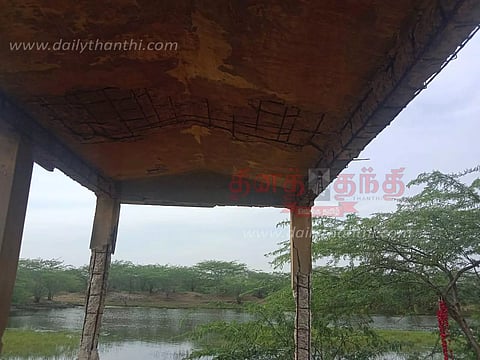 இடிந்து விழும் நிலையில் மயான கொட்டகை