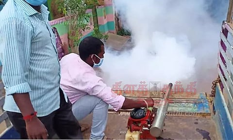 கொசு மருந்து அடிக்கும் பணி