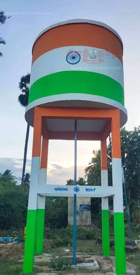 மேல்நிலை நீர்த்தேக்க தொட்டியில் தேசிய கொடியை வரைந்த ஊராட்சி தலைவர்