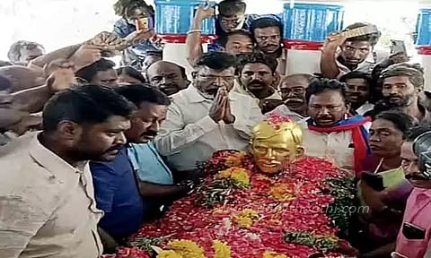 அரசியலமைப்பு சட்டத்தை தமிழக கவர்னர் கேள்விக்குறியாக்குகிறார்