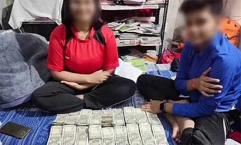 லஞ்சப்பணத்துடன் மனைவி எடுத்துக்கொண்ட 'செல்பி: இன்ஸ்பெக்டர் அதிரடியாக இடமாற்றம்