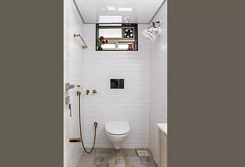 குளியலறையில் படிந்திருக்கும் உப்புக் கறையை போக்கும் வழிகள்