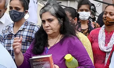 குஜராத் கலவரம்: டீஸ்டா செடல்வாட் உடனடியாக சரணடைய ஐகோர்ட்டு உத்தரவு - இடைக்கால உத்தரவு பிறப்பிக்க சுப்ரீம் கோர்ட்டு மறுப்பு