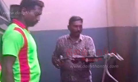 ஆசாரிபள்ளம் அரசு ஆஸ்பத்திரியில் டாக்டர் தம்பதியின் காரில் புகுந்த பாம்பு