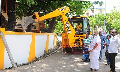 அரசு பள்ளி மதில் சுவர் இடித்து அகற்றம்