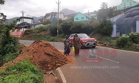 சாலையோரம் குவிக்கப்படும் மணல்களால் போக்குவரத்துக்கு இடையூறு