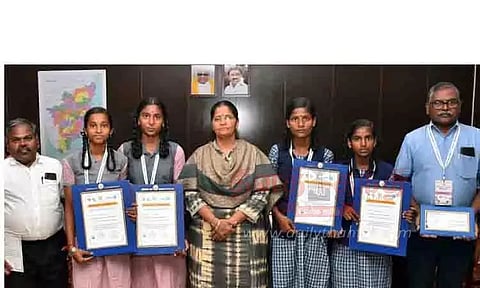 நக்கசேலம் அரசு பள்ளி மாணவிகள் கலெக்டரிடம் வாழ்த்து