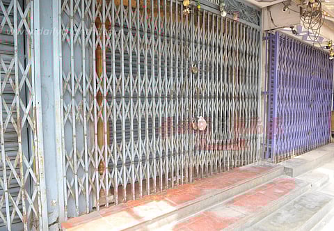 போலீசாரை கண்டித்து நகைக்கடைகள் அடைப்பு