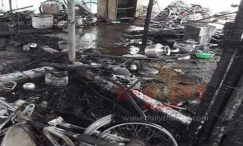 வீடு தீப்பிடித்து எரிந்தது