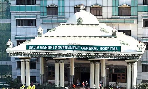 குழந்தையின் வலது கை அகற்றம் ஏன்? ராஜீவ் காந்தி மருத்துவமனை விளக்கம்