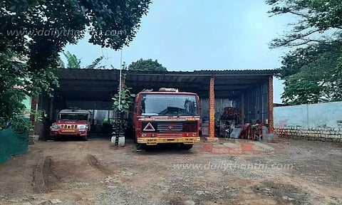 தகரக்கொட்டகையில் செயல்படும் தீயணைப்பு நிலையம்