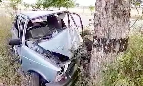 மரத்தில் கார் மோதி டிரைவர் காயம்