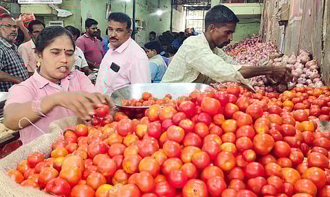 விழுப்புரம் மாவட்டத்தில் காய்கறிகள் விலை உயர்வுதக்காளி ரூ.120, பீன்ஸ் ரூ.90-க்கும் விற்பனையானது