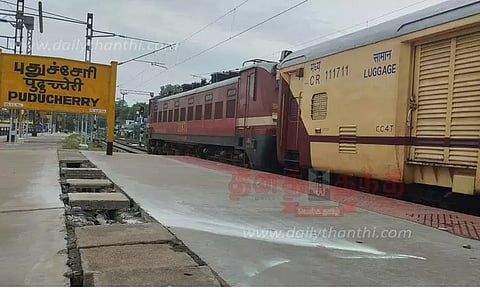 தாதர் எக்ஸ்பிரஸ் ரெயிலில் புகை வந்ததால் பரபரப்பு