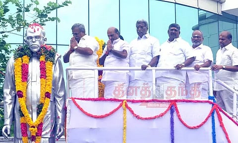 சிலைக்கு மாலை அணிவித்து மரியாதை