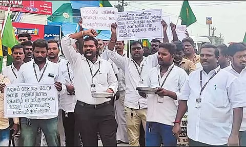 ஆவடி போக்குவரத்து போலீஸ் நிலையம் முன் கார் டிரைவர்கள் பிச்சை எடுக்கும் போராட்டம்