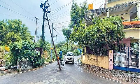 பூந்தமல்லி நகராட்சியில் சாலையின் நடுவில் அமைக்கப்பட்ட மின்கம்பத்தால் வாகன ஓட்டிகள் அவதி
