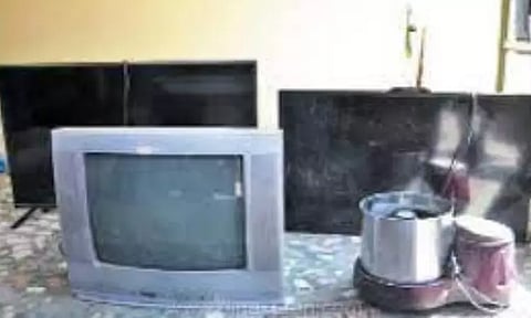 அமானி கொண்டலாம்பட்டியில் 15 வீடுகளில் மின்சாதன பொருட்கள் வெடித்து சிதறின