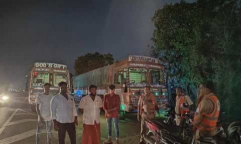 எருமை மாடுகள் ஏற்றி வந்த4 லாரிகள் சிறைபிடிப்பு