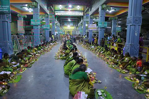 குலசேகரன்பட்டினம் முத்தாரம்மன் கோவிலில் திருவிளக்கு பூஜை