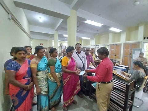 தீக்குச்சி தயாரிப்பு தொழிற்சாலை தீவிபத்தில் உயிரிழந்த மூதாட்டி குடும்பத்திற்கு நிதியுதவி