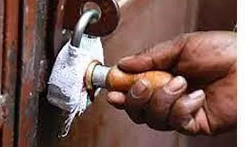 அனுமதியின்றி செயல்பட்ட கிளீனிக் பூட்டி 'சீல்' வைப்பு