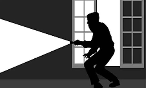 வீட்டின் பூட்டை உடைத்து திருட முயன்ற வாலிபர்