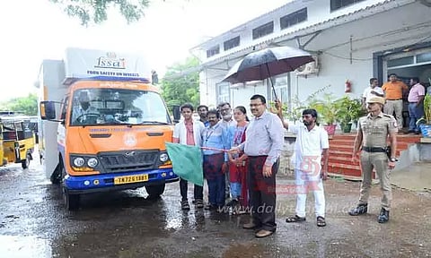 நடமாடும் உணவு பகுப்பாய்வக வாகனம்; கலெக்டர் தொடங்கி வைத்தார்