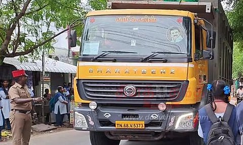 அதிவேகமாக இயக்கப்பட்ட 10 மணல் லாரிகள் பறிமுதல்