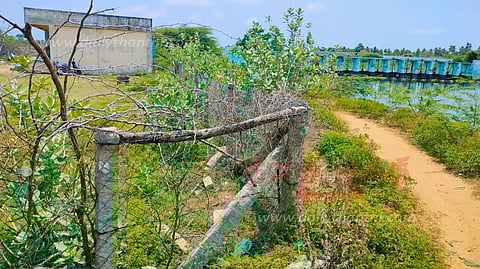 அரசு பள்ளிக்கு சுற்றுச்சுவர் கட்டித்தர வேண்டும்